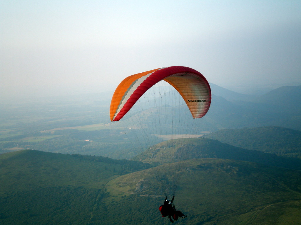 Fonds d'cran Sports - Loisirs Parapente Parapente prs de Clermont-Ferrand