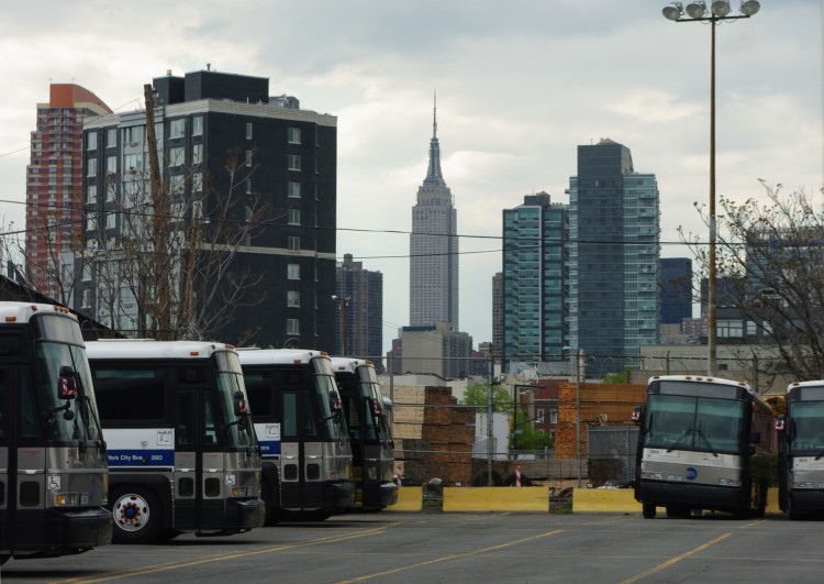 Fonds d'cran Voyages : Amrique du nord Etats-Unis New York - Dpt de bus dans le quartier du Queens