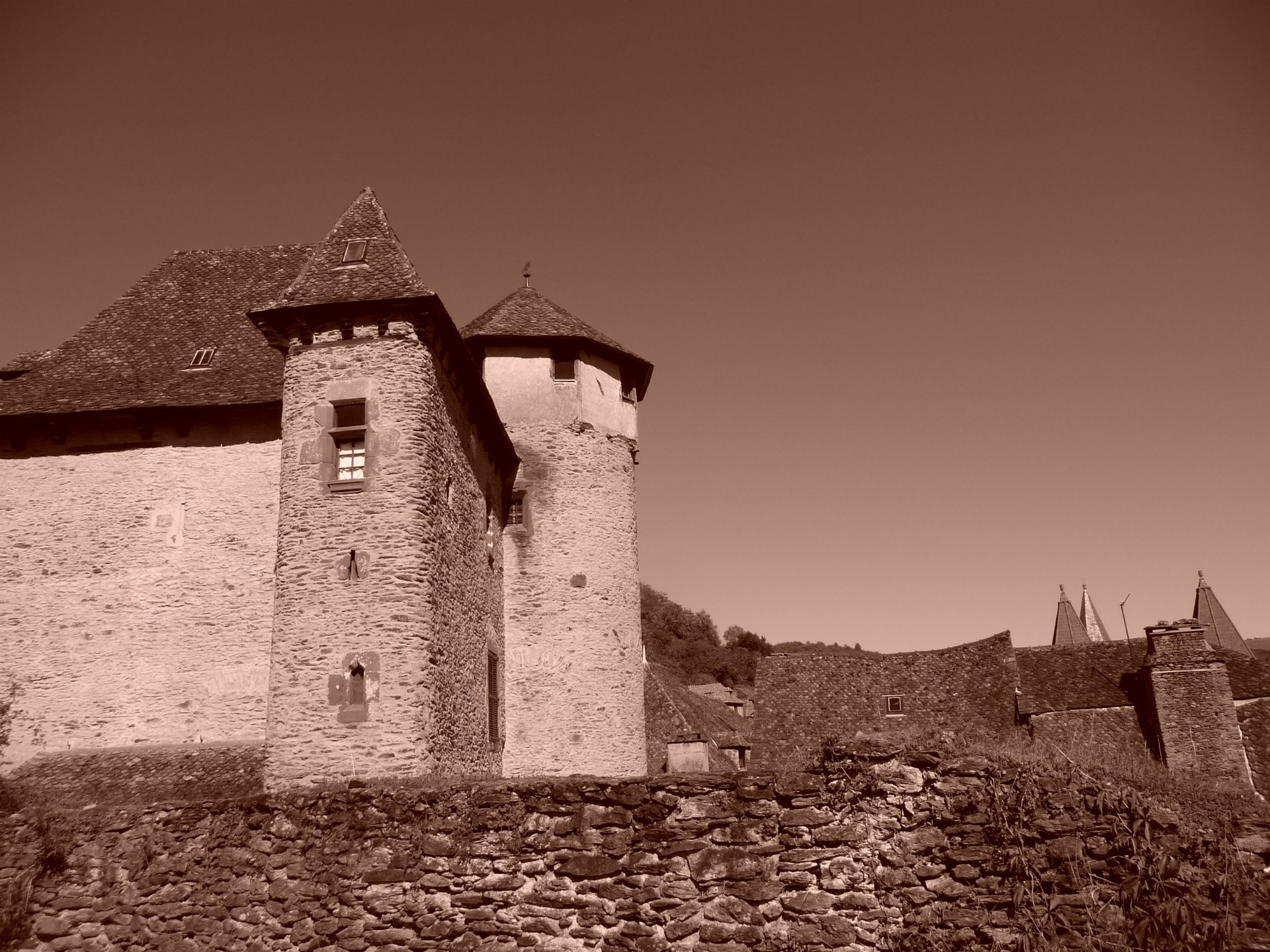 Fonds d'cran Constructions et architecture Chteaux - Palais Chateau a conques dans l'Aveyron