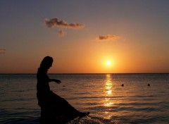 Fonds d'cran Voyages : Afrique au bord de l'eau en profitant du coucher de soleil qui ne dure que quelques instants sur l'equateur