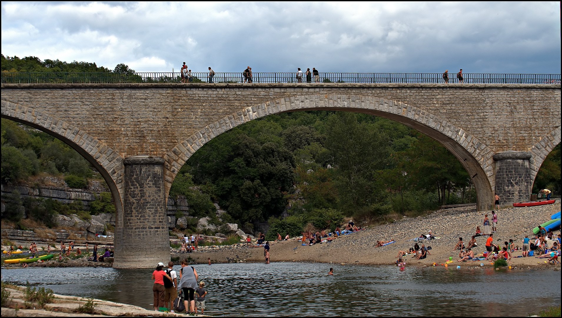 Wallpapers Constructions and architecture Bridges - Aqueduct Le pont et les touristes....