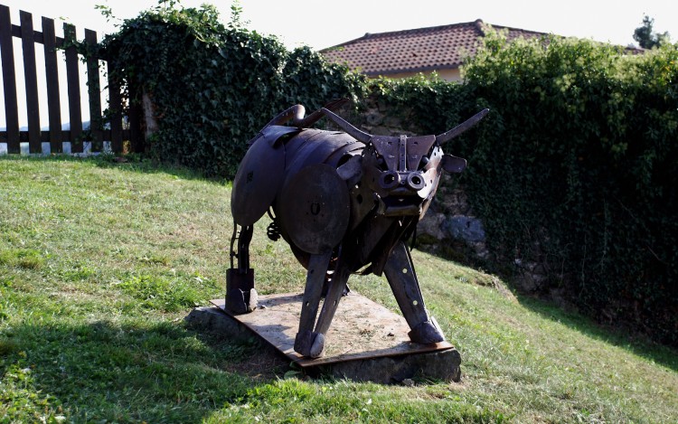 Wallpapers Constructions and architecture Statues - Monuments Taureau a Grezolles ,Loire 42