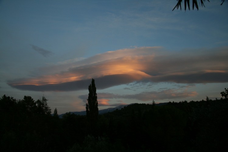 Fonds d'cran Nature Ciel - Nuages Au dessus du Mont Ventoux