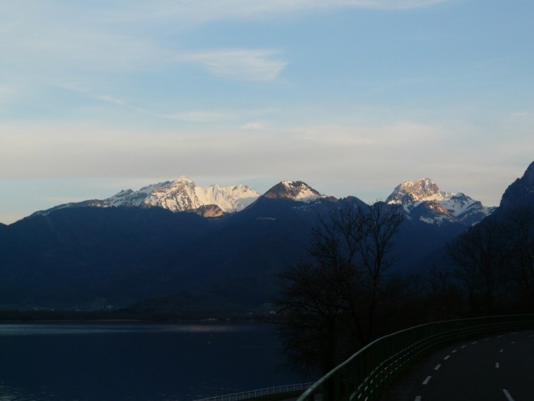 Fonds d'cran Nature Montagnes La Montagne De La Sambuy et Le Lac D'Annecy