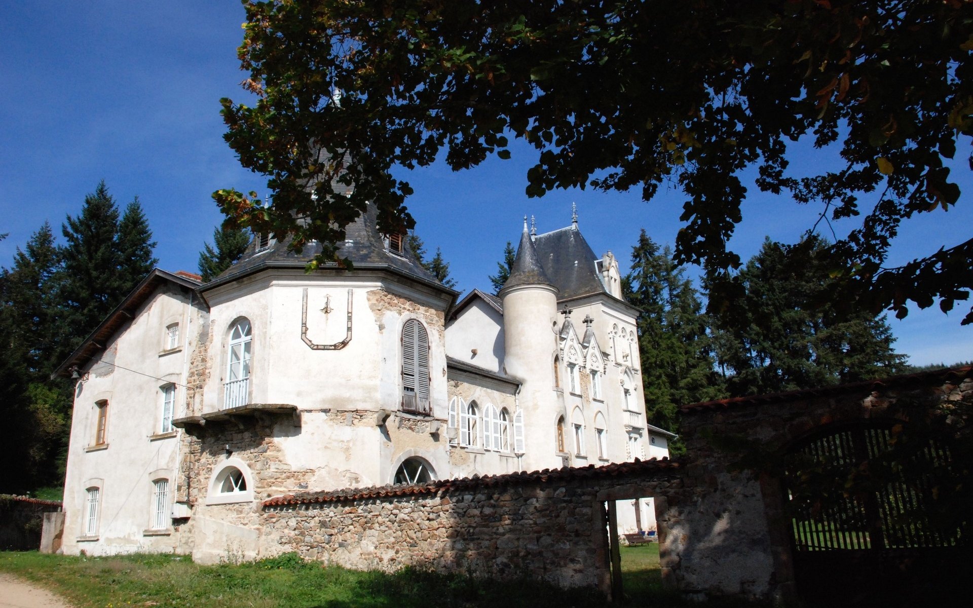 Wallpapers Constructions and architecture Castles - Palace chateau de tremolin ,Loire 42