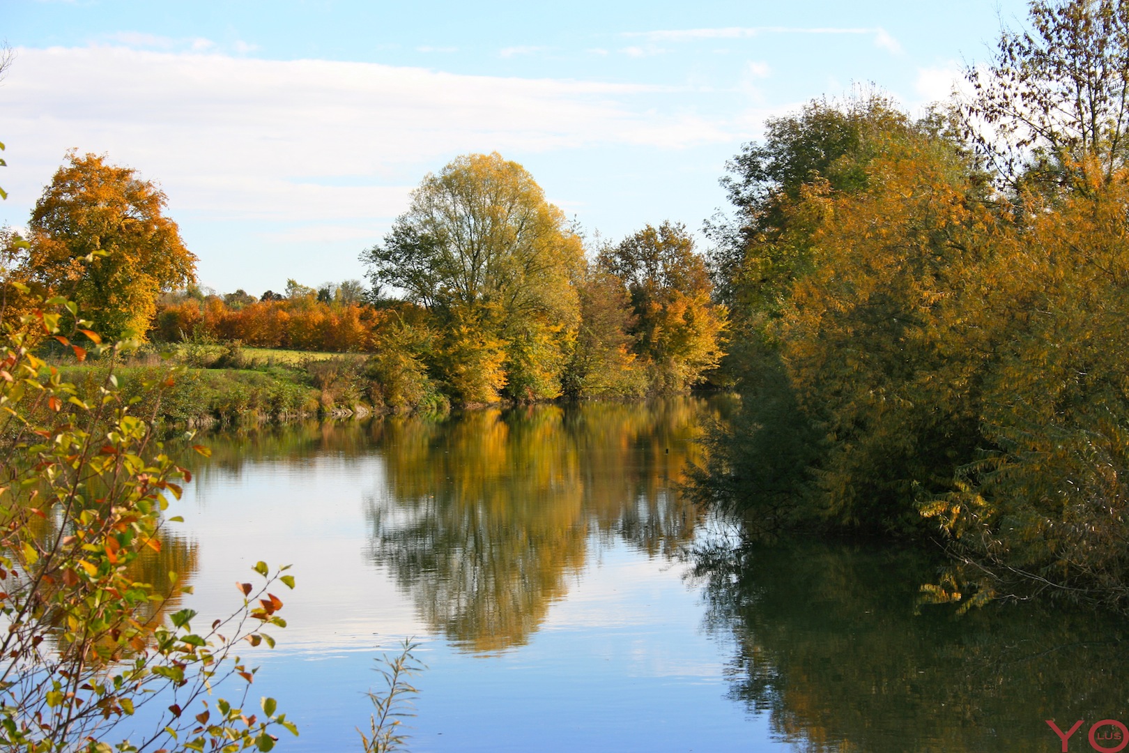 Fonds d'cran Nature Fleuves - Rivires - Torrents Les reflets de l'automne sur la rivire