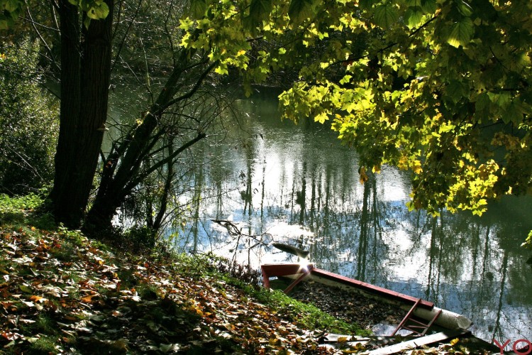 Fonds d'cran Nature Fleuves - Rivires - Torrents Une barque, une rivire et le soleil