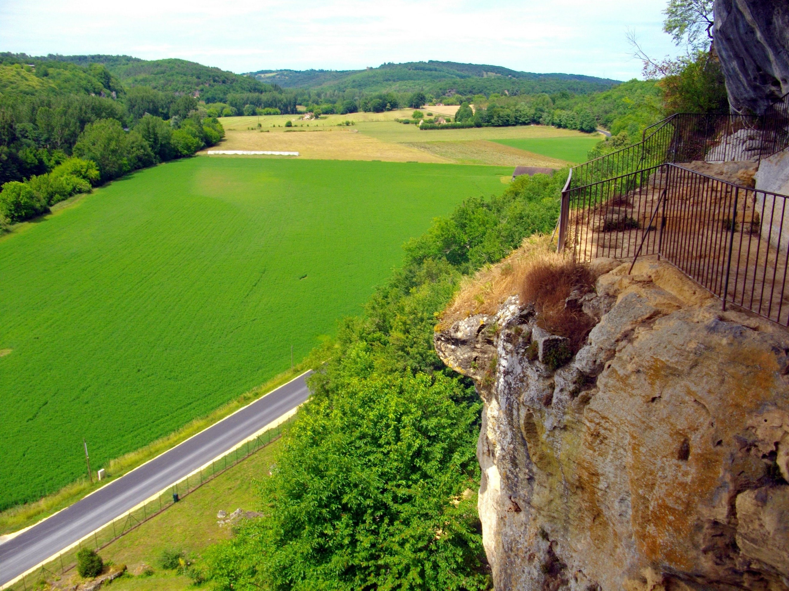 Wallpapers Nature Caves en surplomb de la vzre (dordogne)