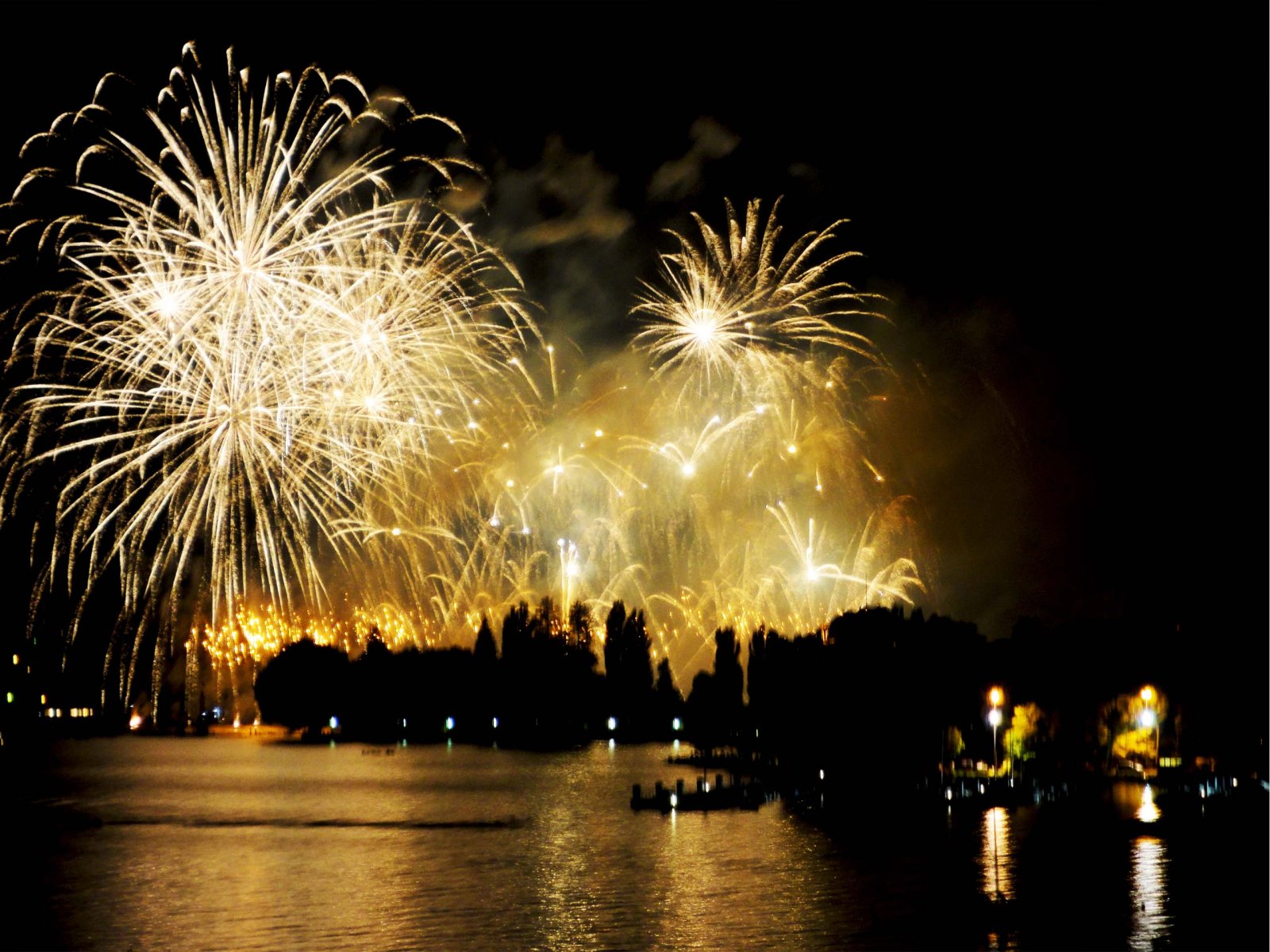 Fonds d'cran Hommes - Evnements Feux d'Artifice Fireworks from Annecy's lake