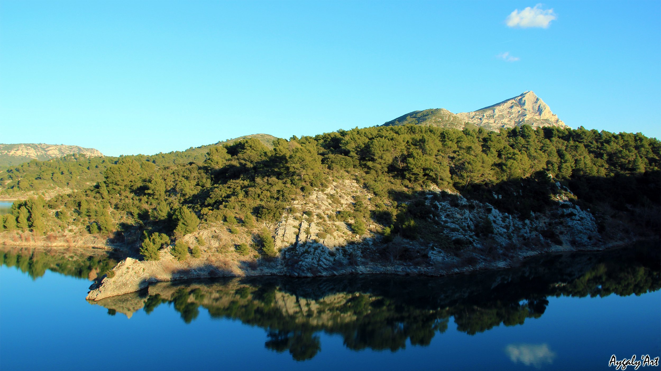 Fonds d'cran Voyages : Europe France > Provence-Alpes-Cte d'Azur Lac de bimont et le Massif de la Sainte-Victoire