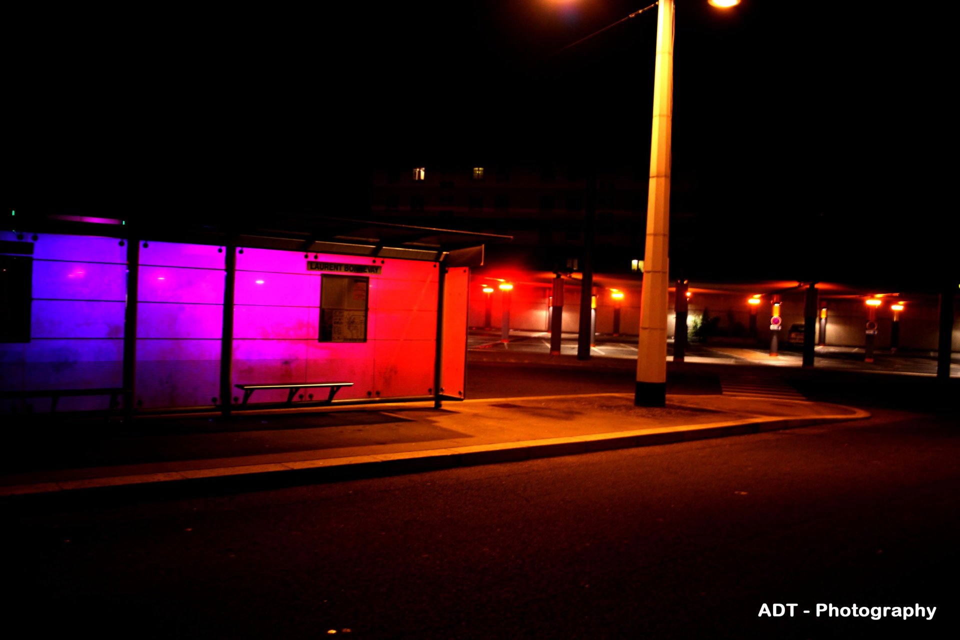 Fonds d'cran Constructions et architecture Rues - Ruelles l'abris bus boite de nuit