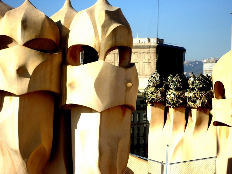 Wallpapers Constructions and architecture Roofs - Walls - Fencing Les chemines de Gaudi