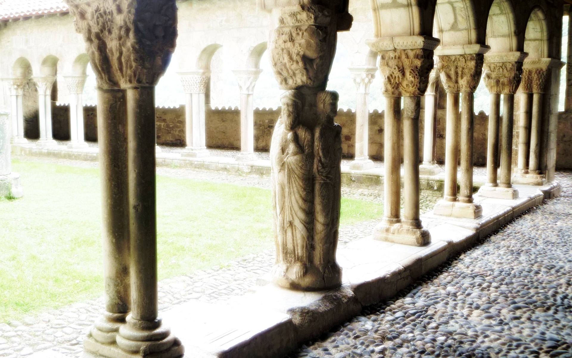 Fonds d'cran Constructions et architecture Statues - Monuments Cathdrale Sainte Marie (Saint-Bertrand de Comminges, Pyrnes)