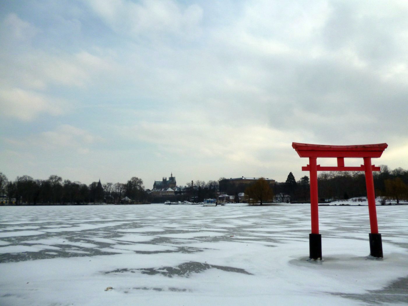 Wallpapers Nature Landscapes METZ, le plan d'eau et son Torii pris dans la glace.