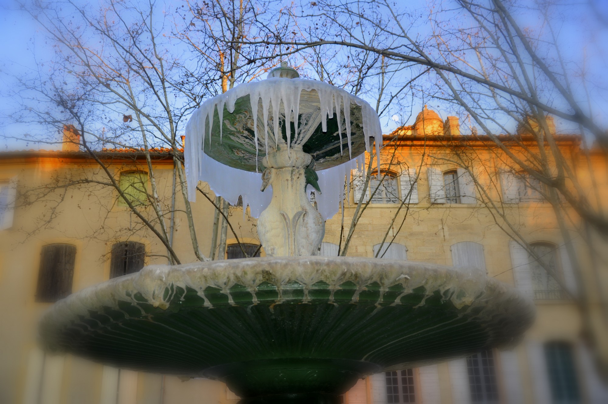 Fonds d'cran Constructions et architecture Fontaines - Jets d'eau Uzs, Place aux Herbes par un froid glacial inhabituel