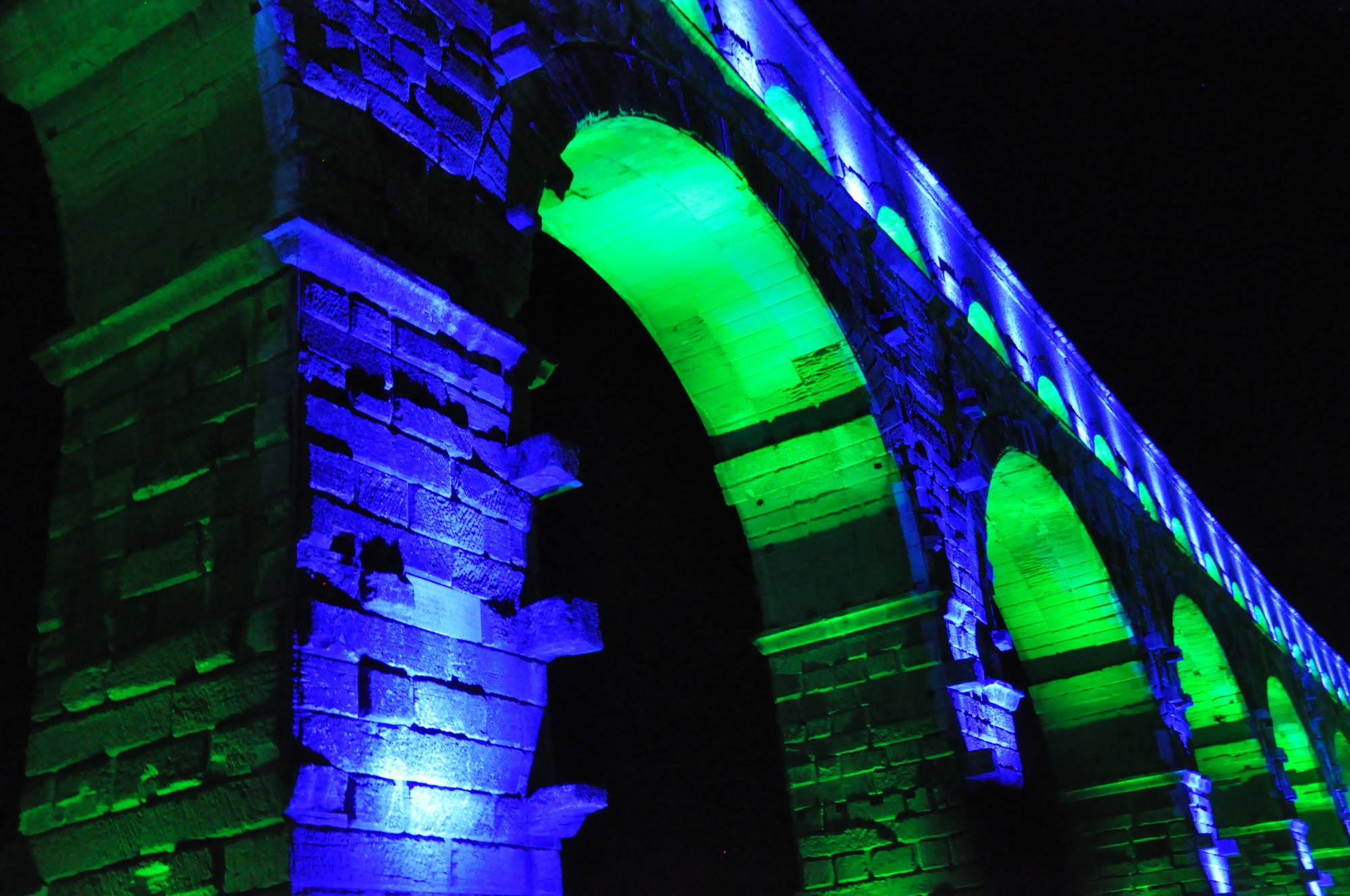 Wallpapers Constructions and architecture Bridges - Aqueduct Le Pont du Gard illumin en hiver 2010