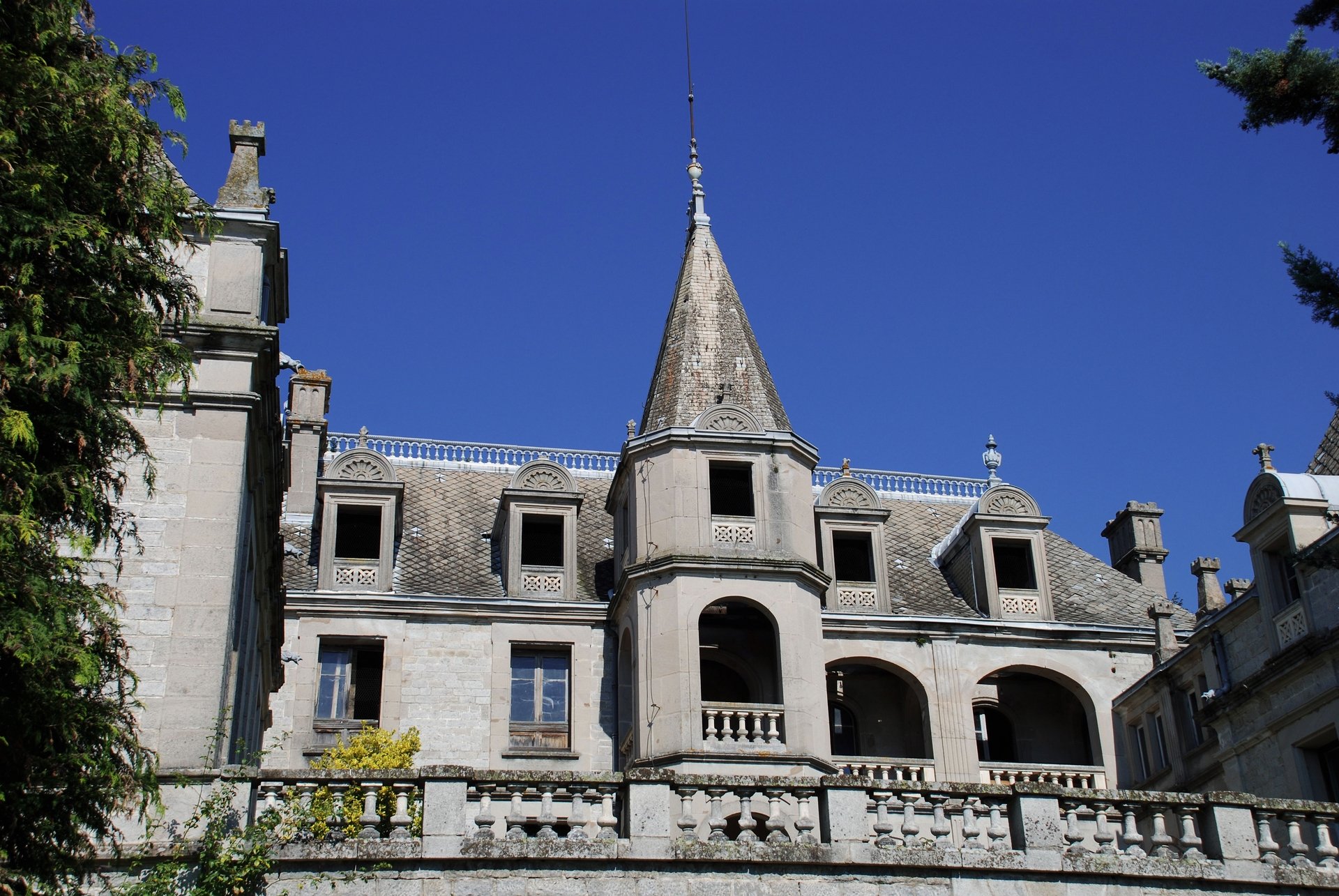 Fonds d'cran Constructions et architecture Chteaux - Palais chateau de la Cote , Bussieres ,Loire 42