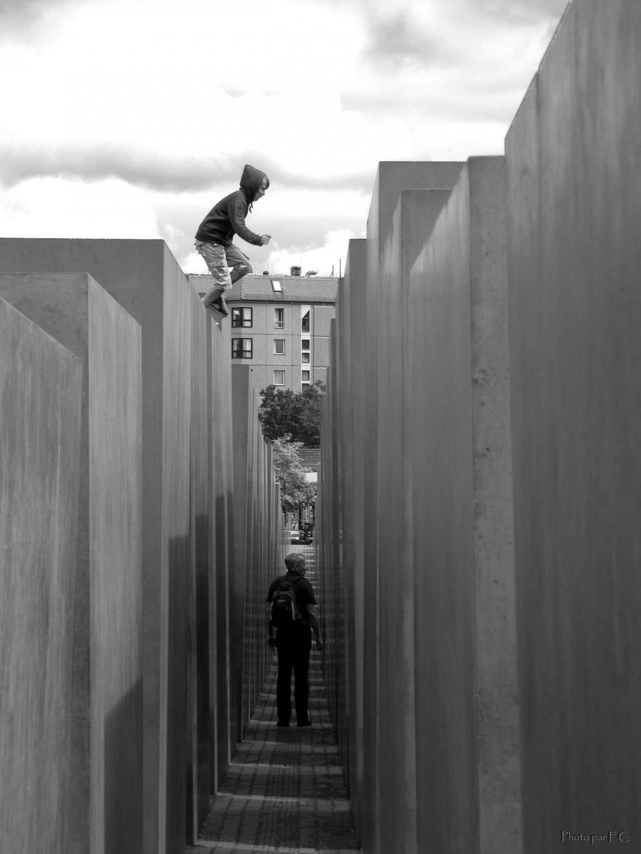 Wallpapers Constructions and architecture Statues - Monuments Un saut  l'Holocaust Mahnmal