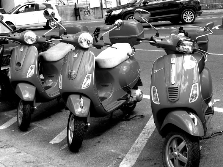 Fonds d'cran Voyages : Europe Italie Vespas  Volterra - Italie