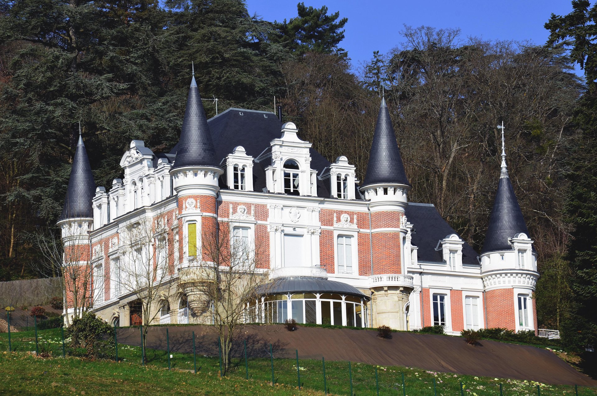 Fonds d'cran Constructions et architecture Chteaux - Palais chateau la Chazotte ,Sorbiers ,Loire 42