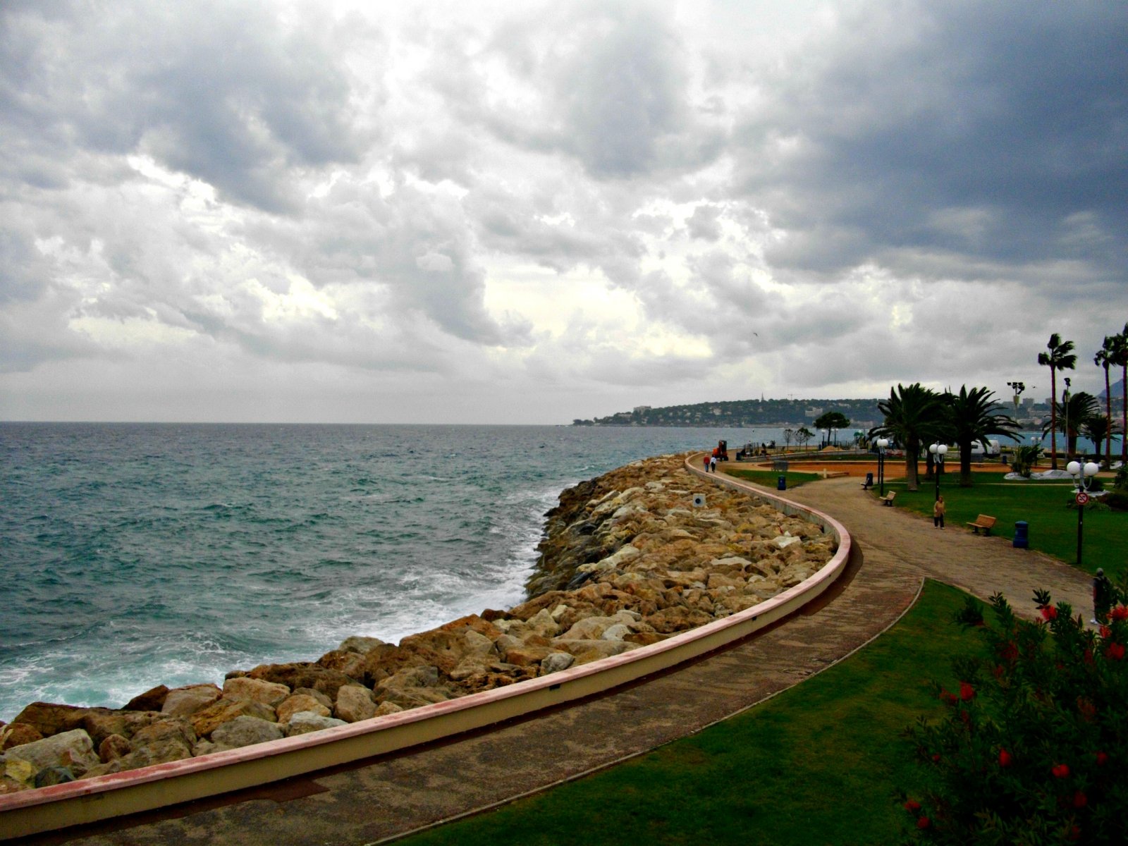 Wallpapers Nature Seas - Oceans - Beaches menton : bords de mer