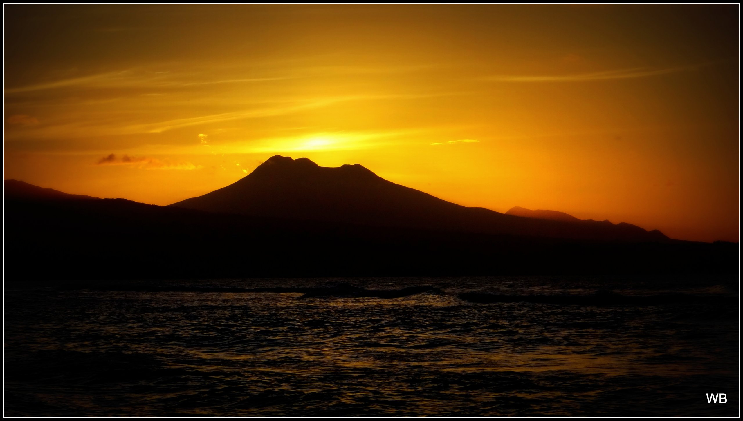 Wallpapers Nature Sunsets and sunrises La Montagne Pele en Martinique habille par son coucher de soleil