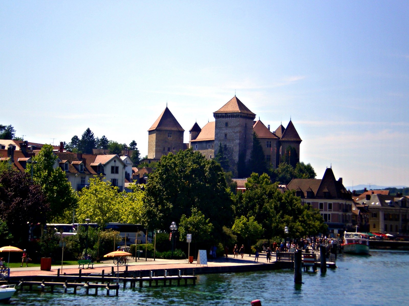 Fonds d'cran Constructions et architecture Chteaux - Palais au bord du lac d'Annecy