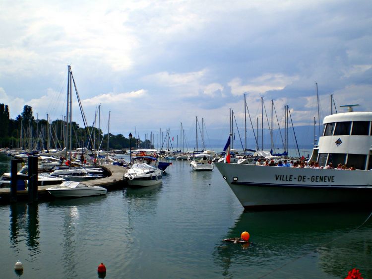 Fonds d'cran Bateaux Divers petit port  Yvoire sur les bords du lac Lman