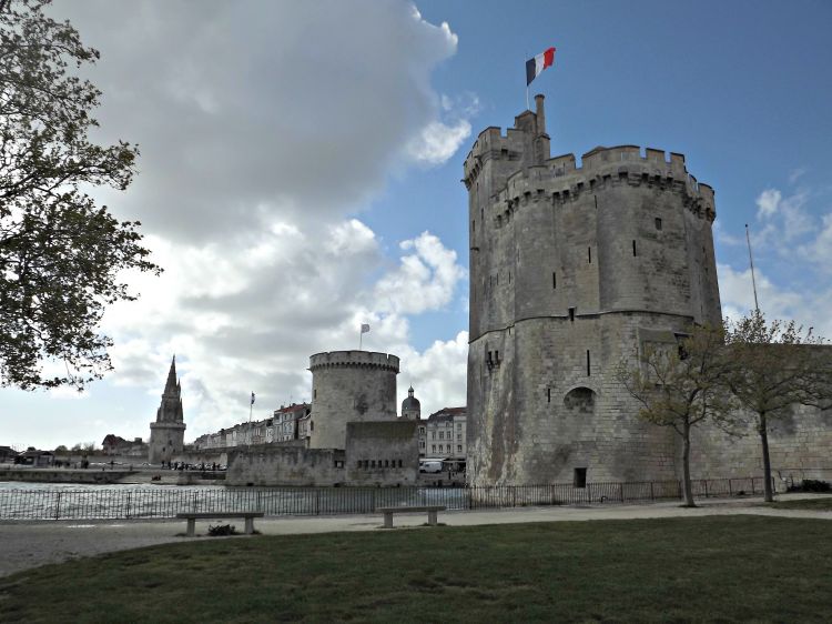 Fonds d'cran Constructions et architecture Chteaux - Palais Les tours fortifies (La rochelle)