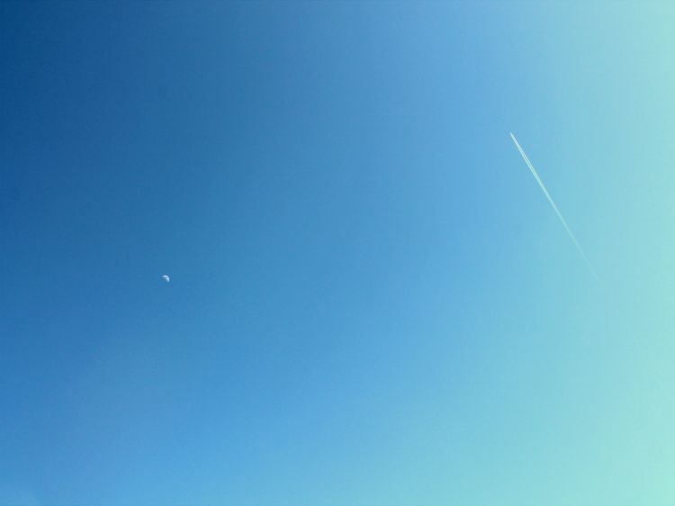 Fonds d'cran Nature Ciel - Nuages Lune et Avion