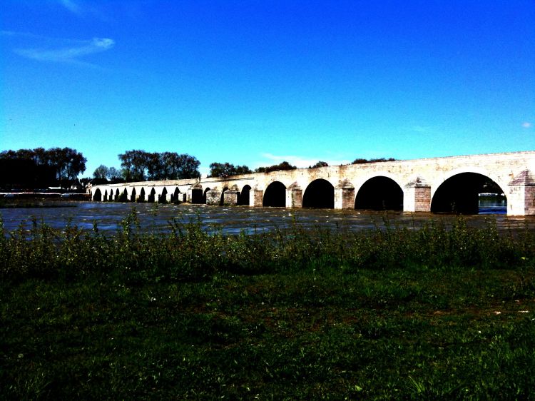 Wallpapers Constructions and architecture Bridges - Aqueduct Un pont sur la loire.