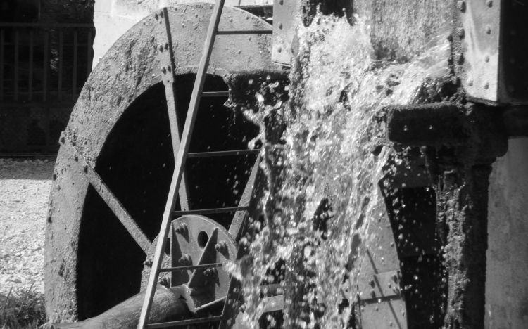 Fonds d'cran Constructions et architecture Moulins - Eoliennes Eau se dversant d'un moulin