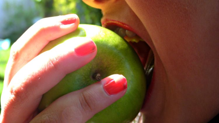 Fonds d'cran Nature Fruits Une petite pomme verte. 