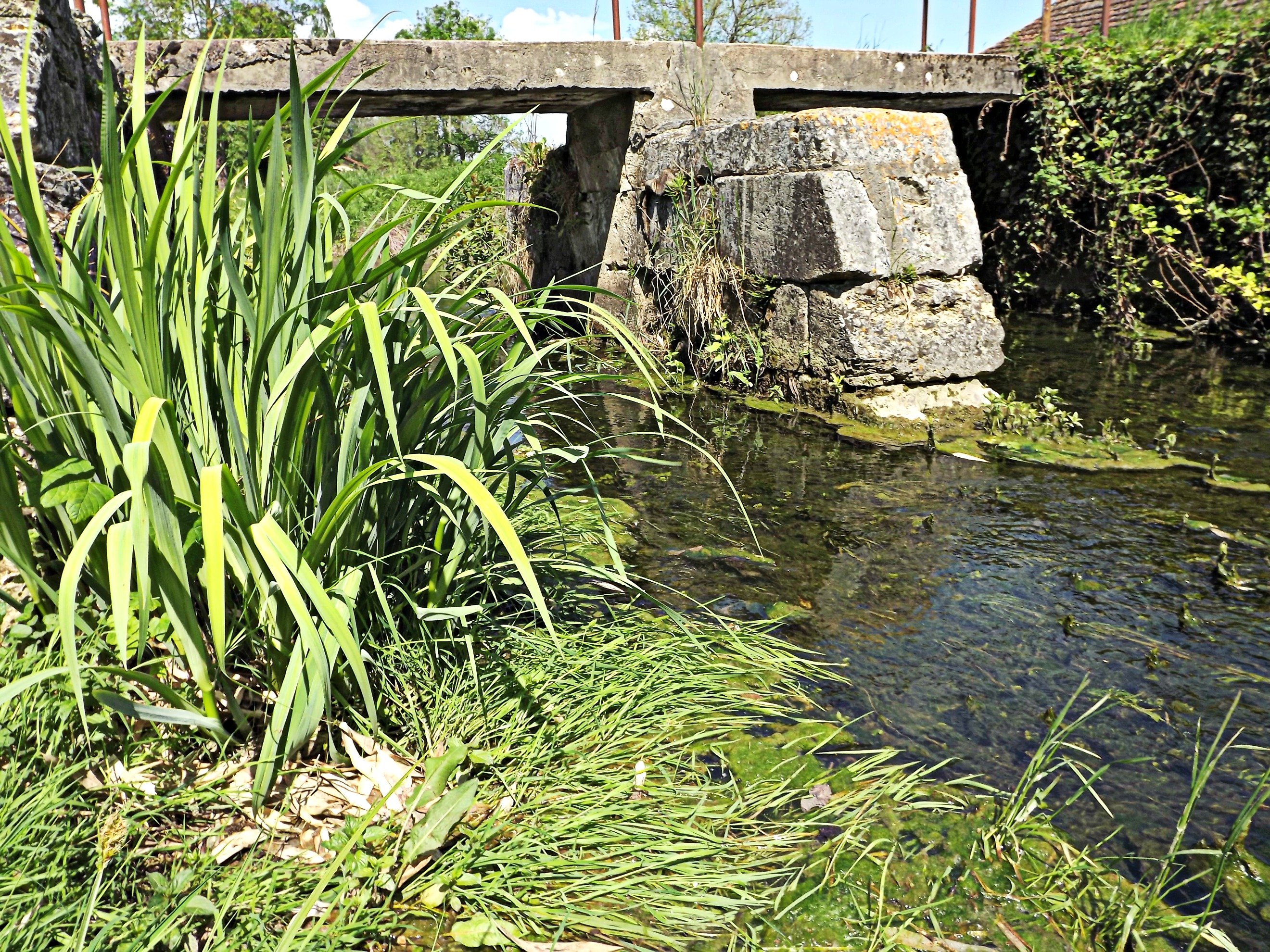 Fonds d'cran Constructions et architecture Ponts - Aqueducs petit pont de pierre