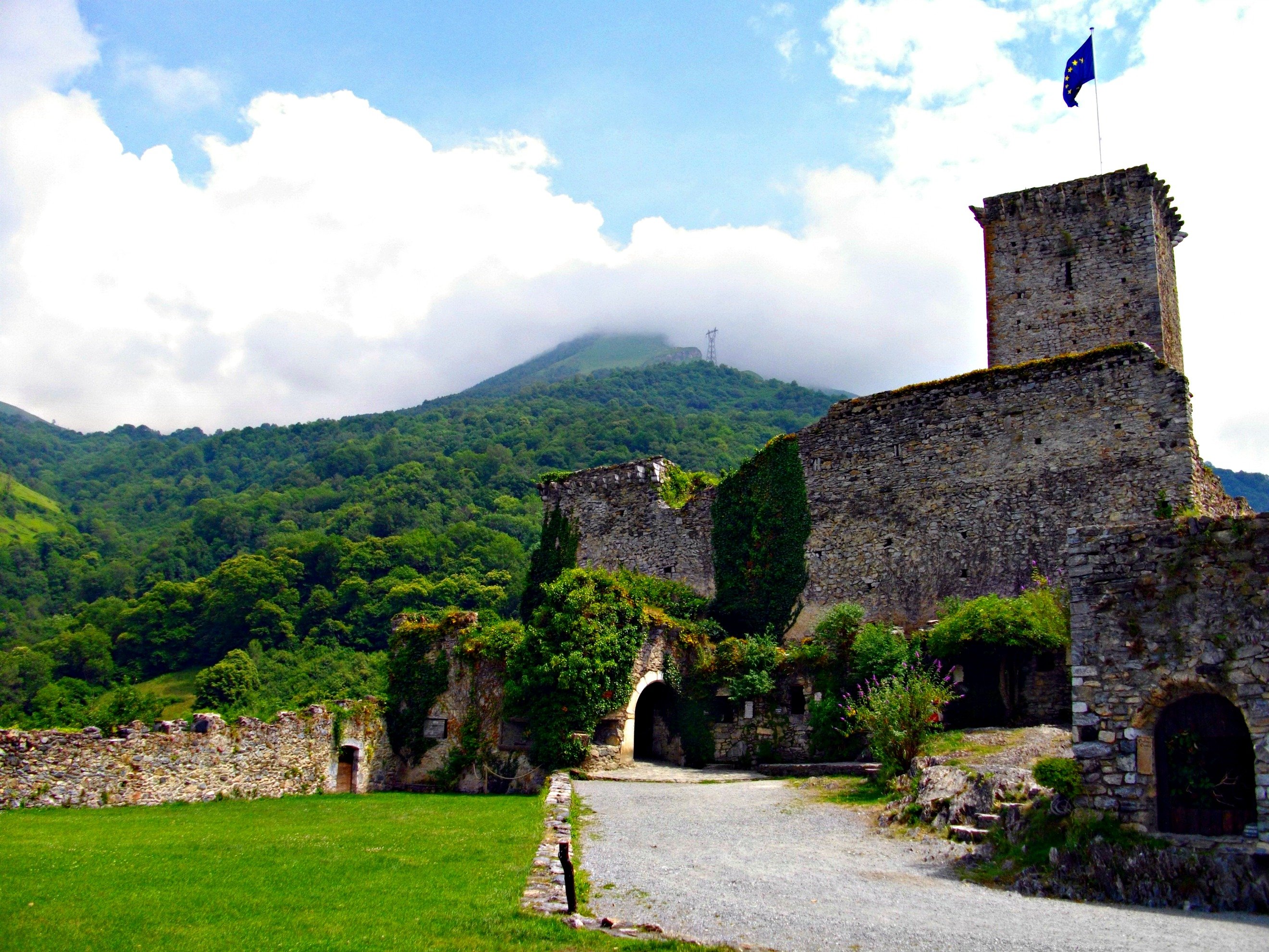 Fonds d'cran Constructions et architecture Chteaux - Palais le donjon des aigles (htes pyrennées)