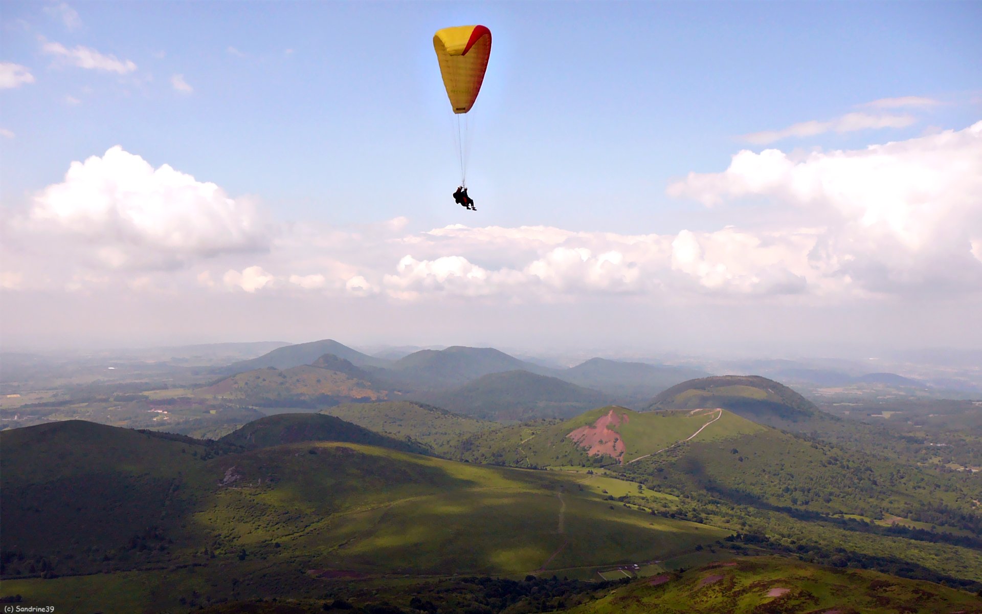 Wallpapers Sports - Leisures Paragliding Parapente au dessus du Puys de Dôme 