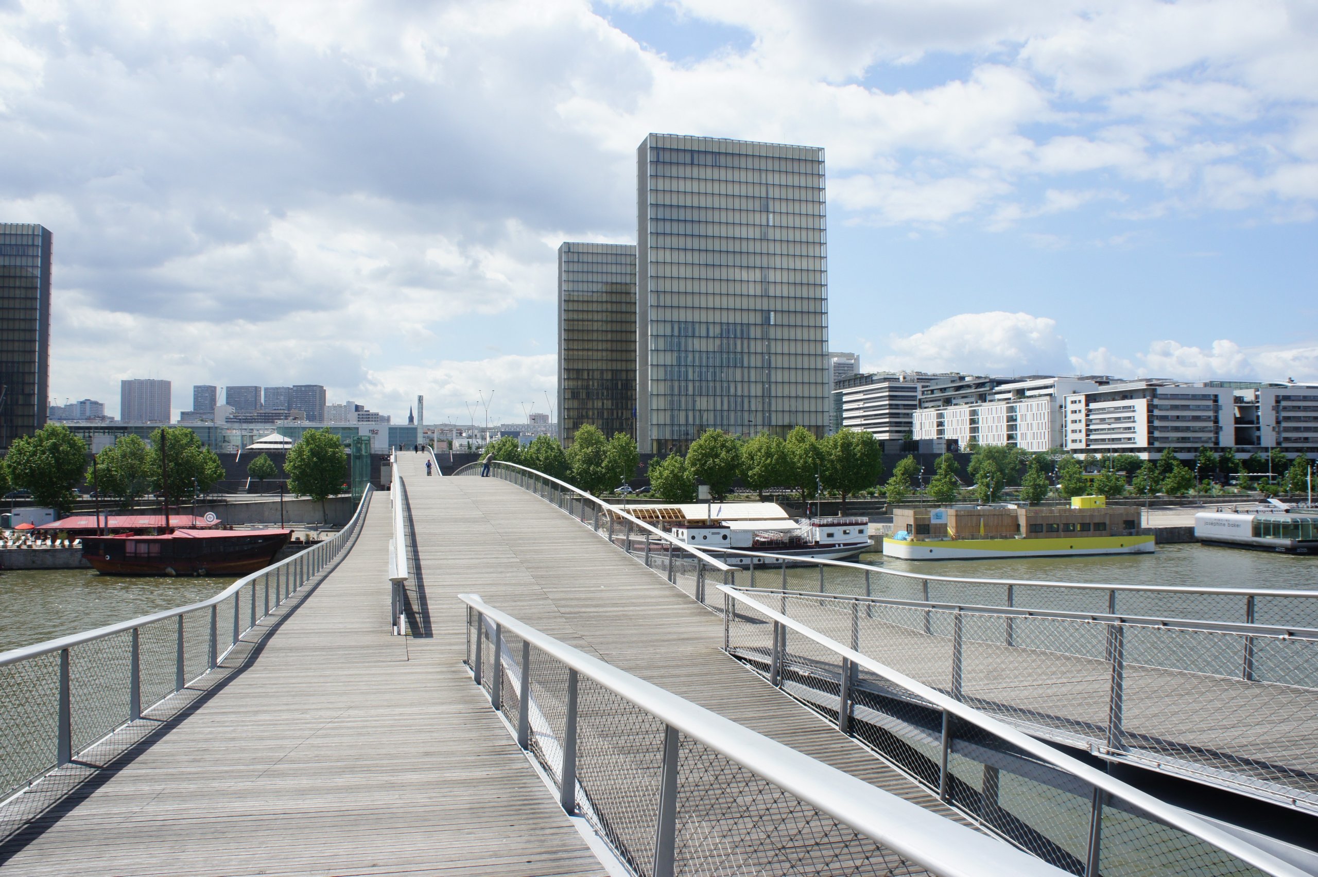 Wallpapers Constructions and architecture Bridges - Aqueduct La passerelle Simone de Beauvoir de Bercy Paris   (photo prise le 17 mai 2012)