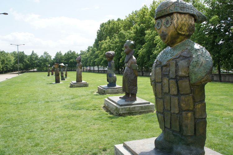 Fonds d'cran Constructions et architecture Statues - Monuments Parc de Bercy Paris Les enfants du Monde par Rachid Khimoune   (photo prise le 17 mai 2012)