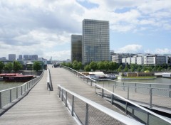  Constructions and architecture La passerelle Simone de Beauvoir de Bercy Paris   (photo prise le 17 mai 2012)