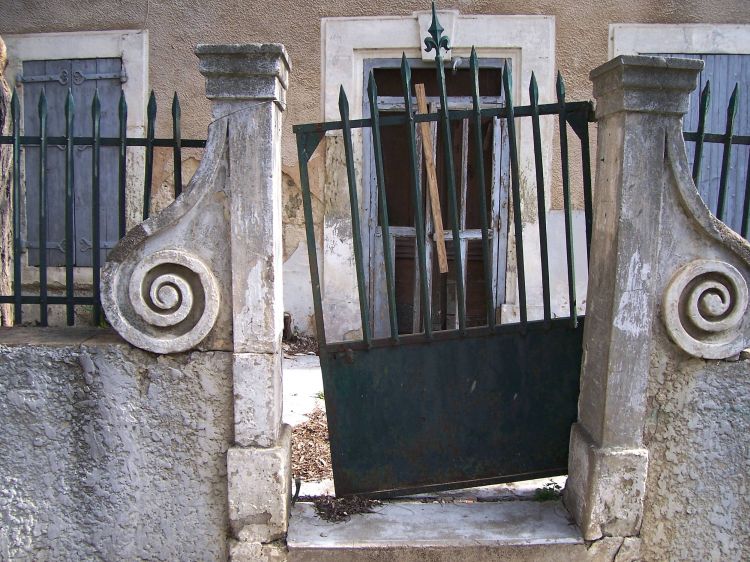 Fonds d'cran Constructions et architecture Portes - Fentres - Porches Vieux portail de maison abandonne