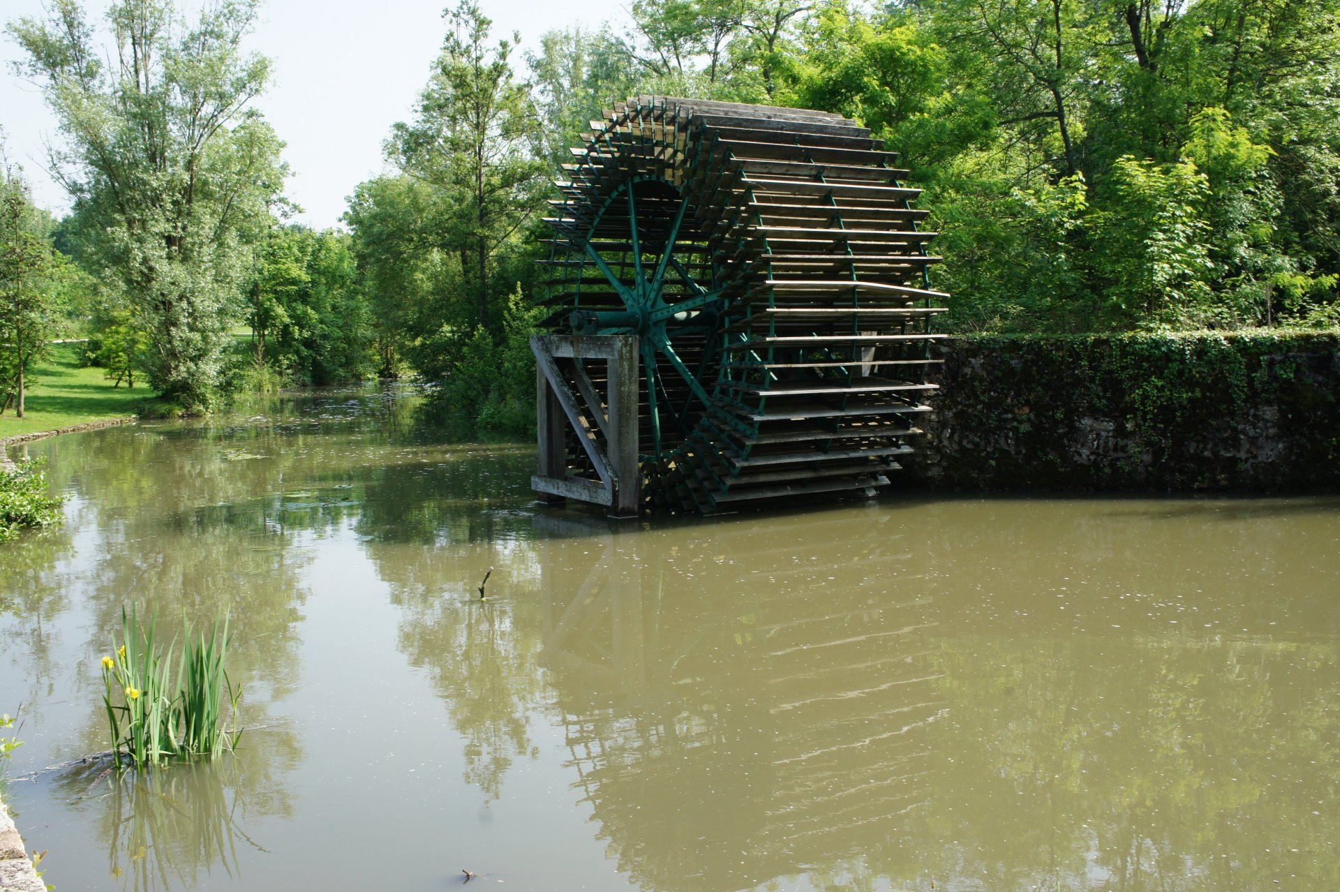 Fonds d'cran Constructions et architecture Moulins - Eoliennes Roue de l'ancien Trton  (photo prise le 23 mai 2012)