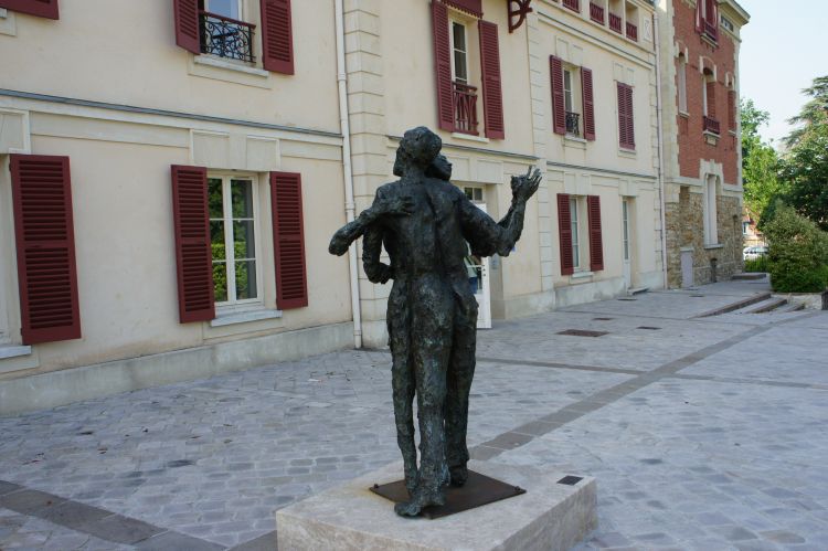 Fonds d'cran Constructions et architecture Statues - Monuments Couple de danseurs  91 YERRES  (photo prise le 23 mai 2012)