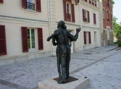  Constructions and architecture Couple de danseurs  91 YERRES  (photo prise le 23 mai 2012)