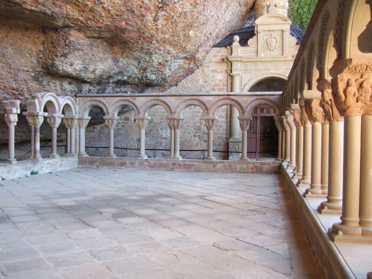 Fonds d'cran Constructions et architecture Edifices Religieux Clotre troglodyte de San Juan de la Pena, Aragon, Espagne