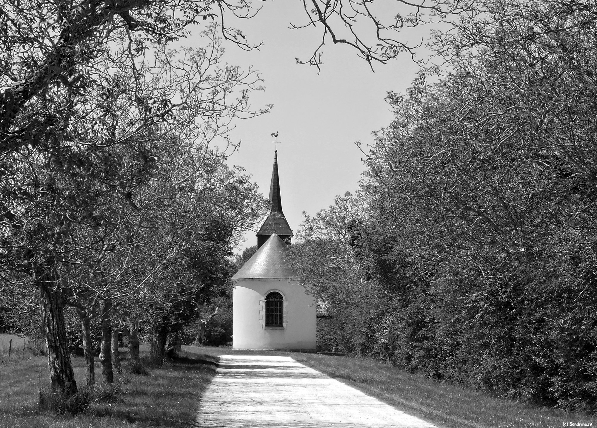 Fonds d'cran Nature Noir et Blanc Petite chapelle