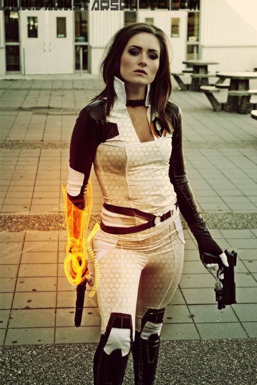 Fonds d'cran Clbrits Femme Cosplay (costumes) Mass Effect - Miranda Lawson