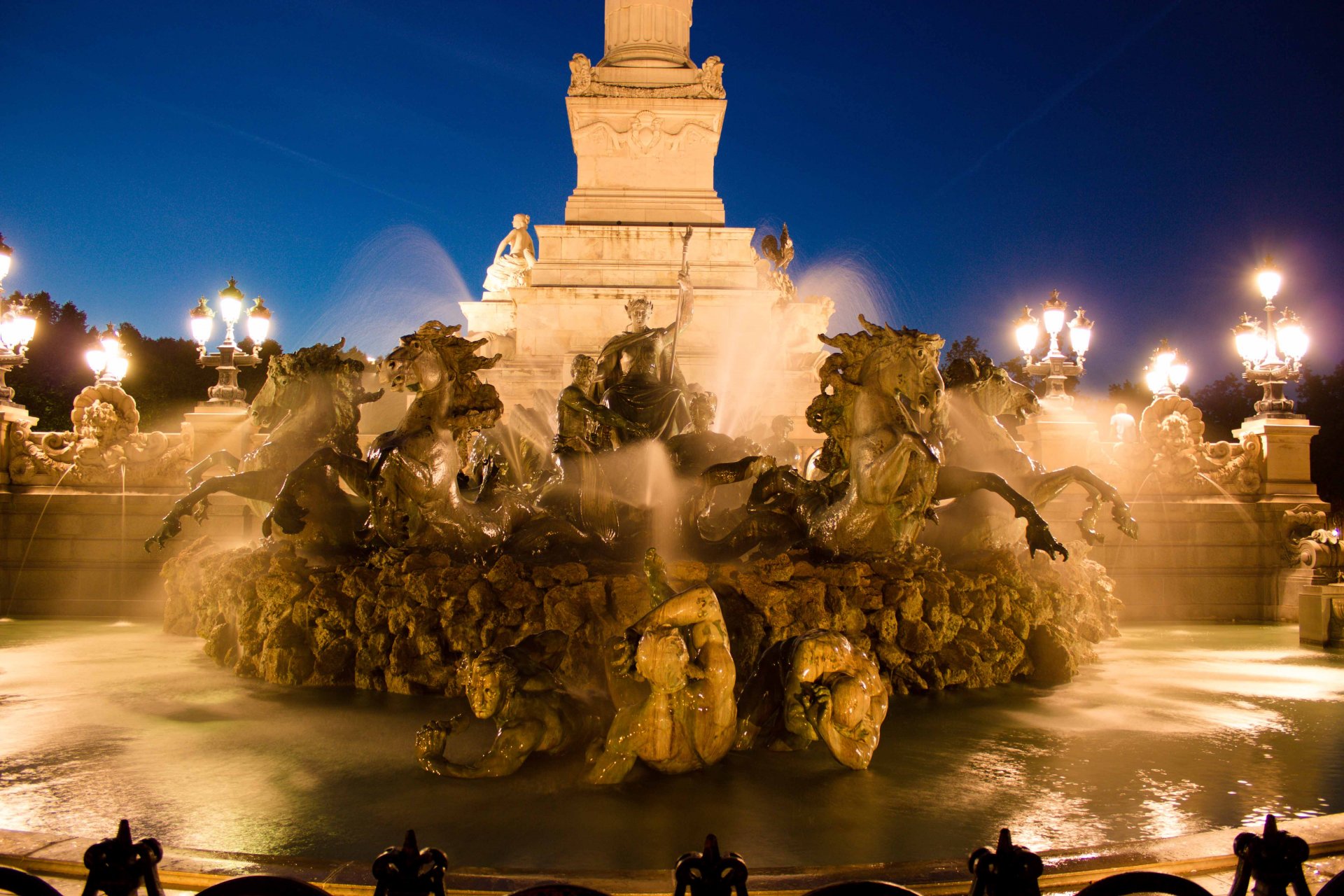 Wallpapers Constructions and architecture Fountains - Water Jets fontaine des girondins