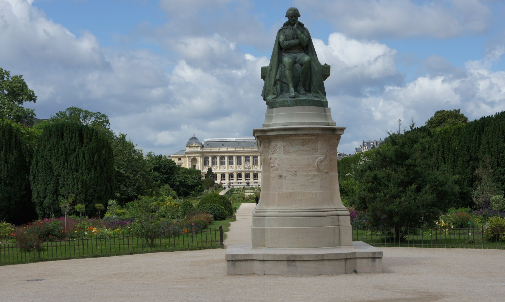 Wallpapers Constructions and architecture Statues - Monuments Monument  Jean-Baptiste Lamarck (1908)  Jean-Baptiste Lamarck (1744-1829) contribua  la cration du musum d'Histoire naturelle et fonda la zoologie.