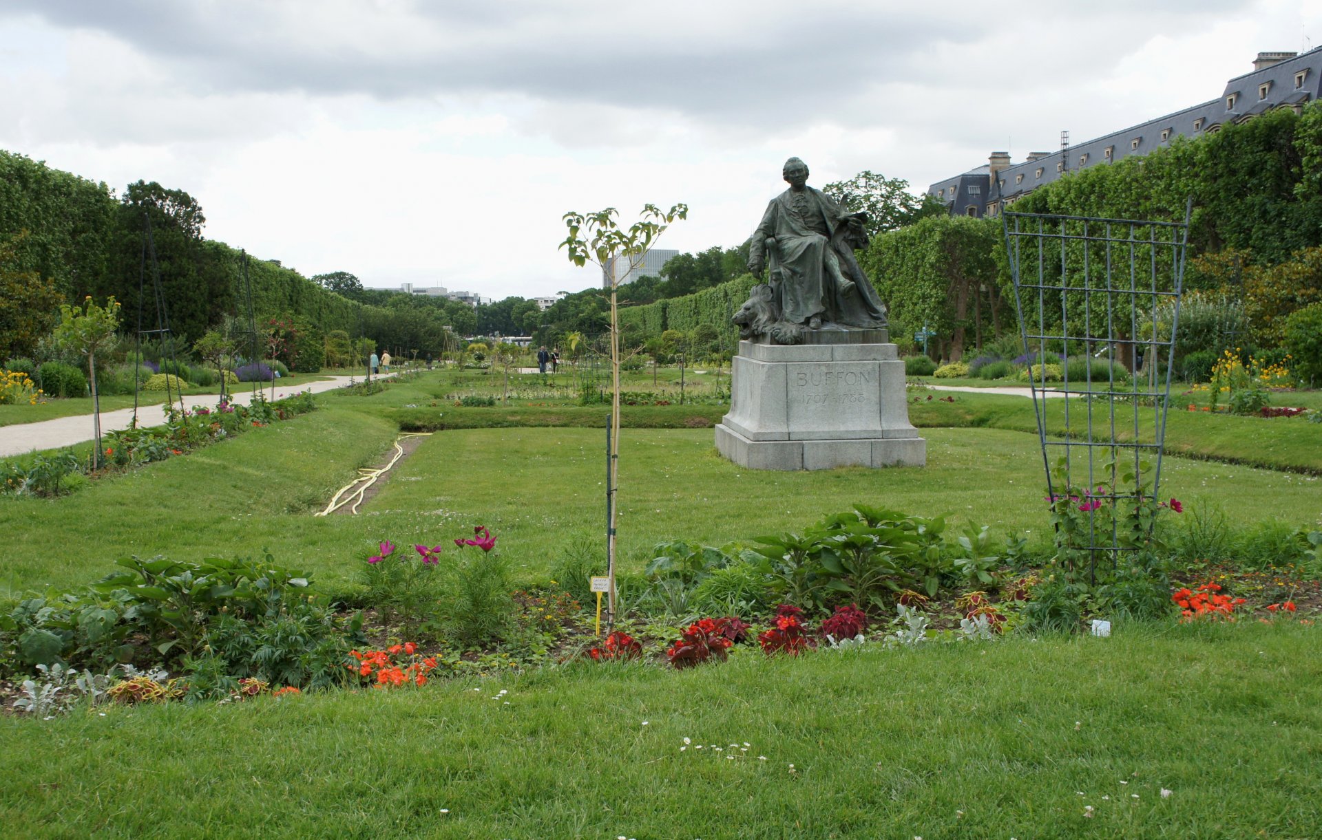 Wallpapers Constructions and architecture Statues - Monuments Jardin des plantes : Buffon (1908)   Jean Carlus (1852-1930)  photo prise le Paris le 8-06-2012