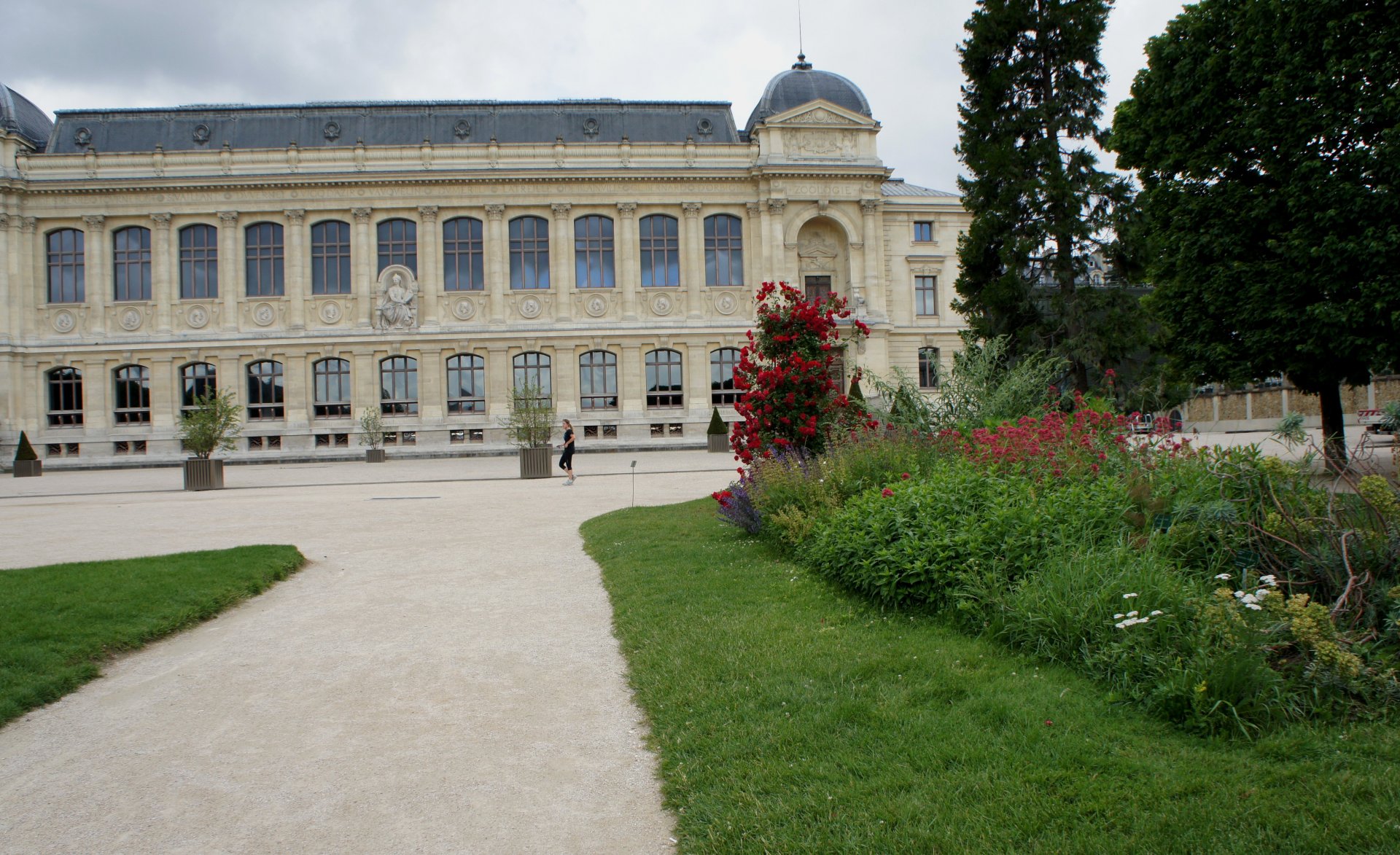 Wallpapers People - Events Museum La grande galerie de l'volution vue du Jardin des plantes  photo prise le 8-06-2012